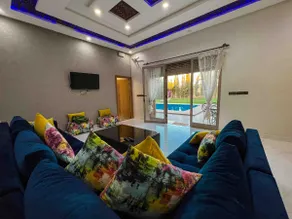 Modern villa with pool - Image 2