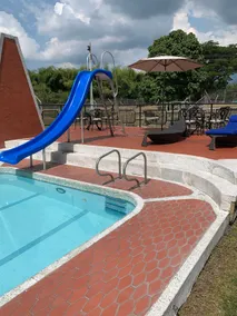 Beautiful and quiet estate with a pool - Image 4