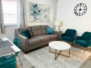 Center City with Recent Renos (King & Double Beds) - Image 2