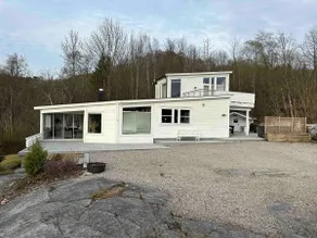 Wonderful modern holiday home with great lake views - Image 3
