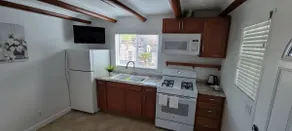 Spacious one bedroom studio, with private bathroom - Image 4
