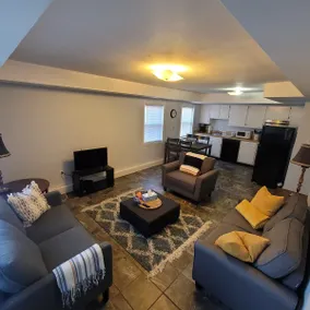 SU/Westcott location! Townhouse w/ onsite parking - Image 3