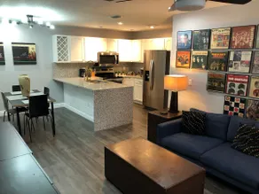 5-star Modern, Bright Thornton Park 2 BR Apt - Image 2