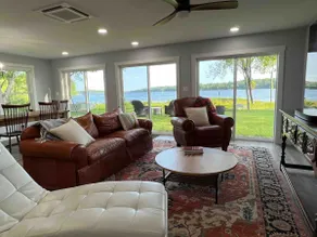 Lakeside Modern Retreat - Image 2