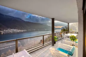 Lake view with large terrace and parking space - Image 2