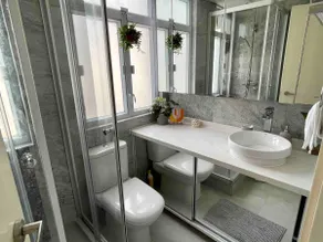 Charming studio with city-view rooftop - Image 4