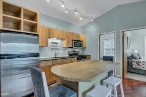 Perfect 2 Bed Penthouse Steps To Beach w/Parking! - Image 4