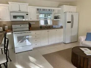 1 Bedroom Luxury Apartment Centrally Located - Image 5