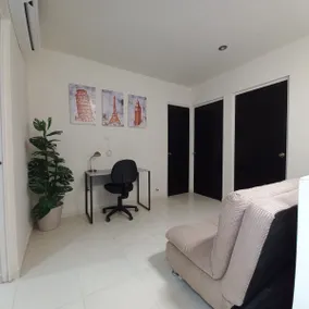 Private near the airport - Image 3