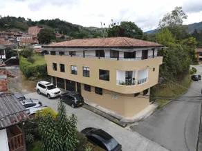 El Retiro, beautiful 3br apartment, private patio - Image 2