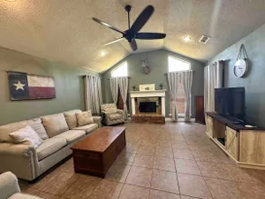 Centrally located Spacious 3/2 with garage parking - Image 4