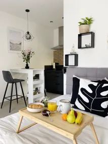Cozy Studio Apartment with Terrace + Free Parking - Image 4
