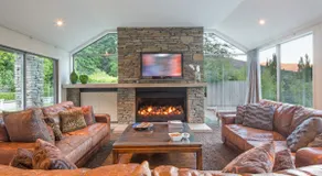 Riverview Retreat Holiday Home by MajorDomo - Image 3