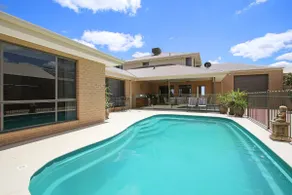 The Grand Holiday House - Image 3