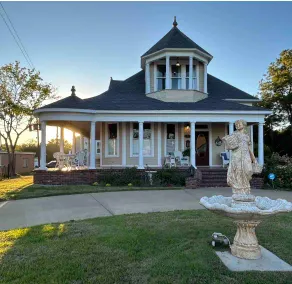 Davis Street Victorian - Image 2
