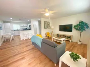 *New*Sunshine Gorgeous- 3bd/2ba -Private Backyard! - Image 2