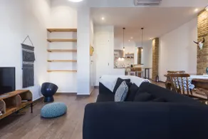 Sunny and Spacious, very close to the historic center - Image 5
