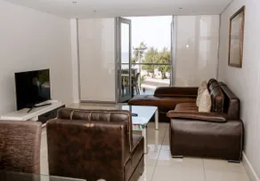 Seaside retreat for urban explorers above Mall - Image 2