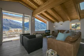 Panoramic Lake Views at Penthouse in Cremia - Image 5