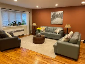 Comfortable, Split-Level Modern NY Space - Image 2