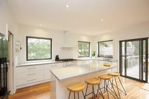 Claystone - walking distance to the beach! - Image 3