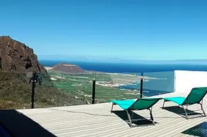 House with spectacular views and heated pool - Image 2