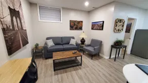King Suite with Private Entrance & Free Parking - Image 4