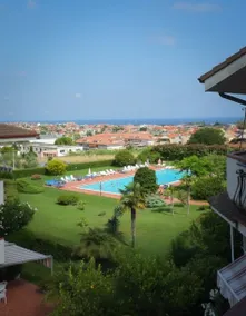 Luxurious penthouse with pool and sea view - Image 4