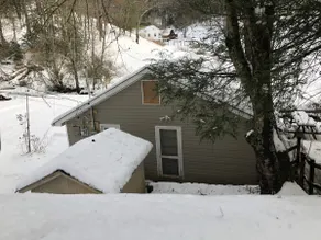 Cozy Creekside Cottage with Skiing & Hiking Nearby - Image 3