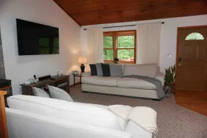 Cozy Home Close to Lake, Hiking Trails - Image 4