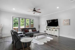 NEW Comfy, spacious, Modern - Image 2