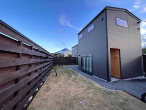 No smoking anywhere! Dogs allowed! View of Mt. Fuji! 5-minute walk to Lake Kawaguchi. Stylish house with a 70 sqm garden. - Image 3