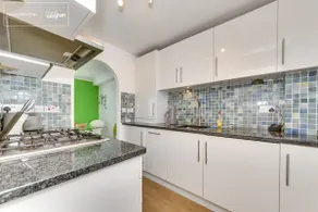 Bright Two Bed Marina Flat With Lagoon Views - Image 3