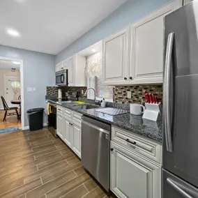 Modern Central Living 15 mins to DC w/Free Parking - Image 3