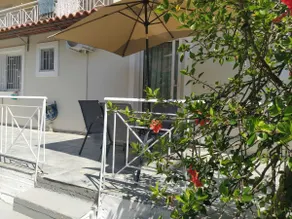 Beachfront apartment with courtyard in Mavrovouni - Image 2