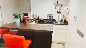 SunnyStudio - Private Entry,Bath,Kitchen, SmartTV - Image 4