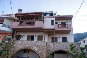 Seafront Comfortable 2 Bedroom Apartment with View - Image 4