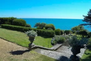 2 Seaview House -Stunning garden with beach access - Image 2