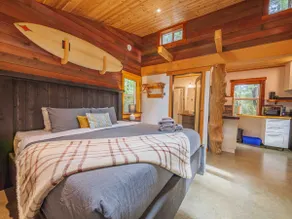 #3 CABIN COUPLES KING BED HOTTUB BEACH - Image 5