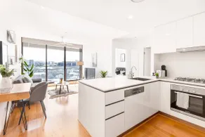 Brooklyn Vibe high level unit with Pool and Gym - Image 2