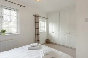 Townhouse for 5, near The Oracle, fast WIFI, patio - Image 5