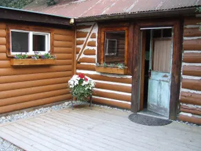 Cozy Log Cabin CLOSE to Prospect Lake & Butchart - Image 5