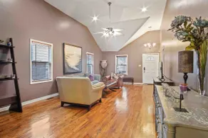 Spacious & Comfortable near Airport & Downtown - Image 4