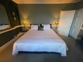 Boutique 1 Bed Central Apt Overlooking Roman Baths - Image 5