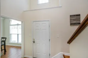 Luxurious Home on Quiet Block - Image 3