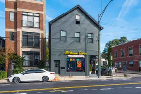 Roomy Getaway Located in Vibrant Lincoln Park - Image 5