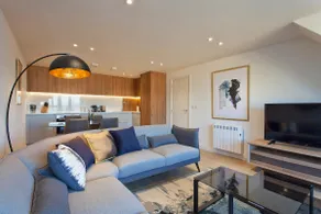 Modern flat on Staines high street with balcony - Image 5