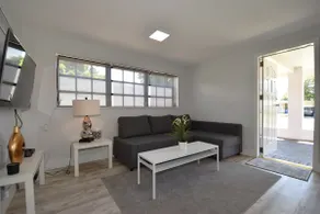 Modern Private Studio Near Beach - Image 2