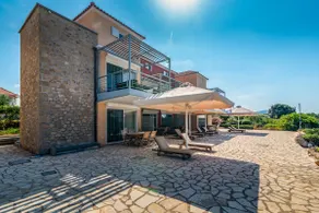 Spacious seafront villa sleeps 2/4 - Image 3