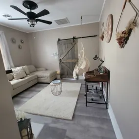 Rustic Charm 1 bedroom entire townhouse - Image 2
